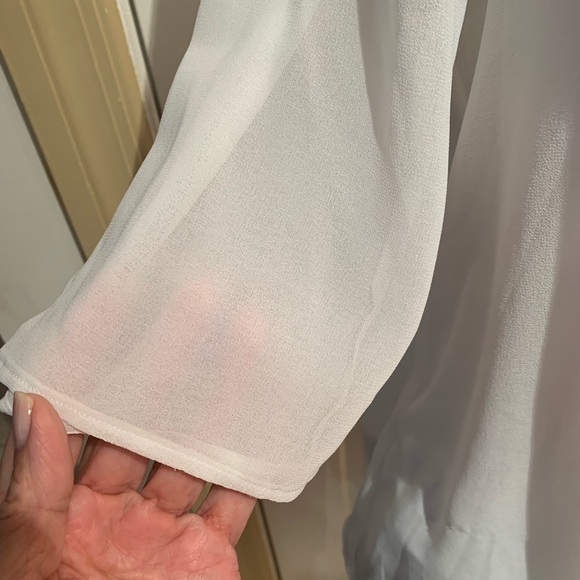 MARLED. White blouse. 3/4 sheer sleeves. Tie in front. Perfect for summe… - Picture 4 of 7